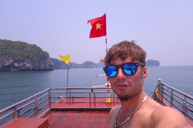 selfie portrait baie d'halong vietnam photo blog voyage tour du monde https://yoytourdumonde.fr