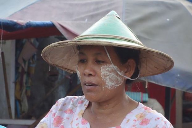 Birmanie: Portrait d'une femme birmane sur la route de Hpa-An