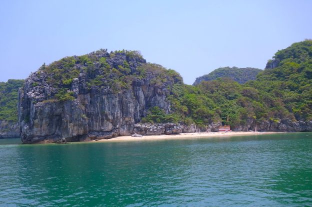 plage baie d'halong vietnam photo blog voyage tour du monde https://yoytourdumonde.fr