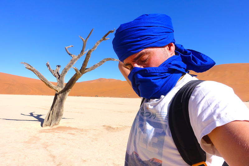 Portrait de Yohann Taillandier dans le désert de Namibie à Sossusvlei photo blog voyage tour du monde travel https://yoytourdumonde.fr