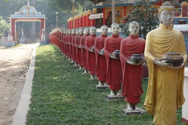 Entrée de moines bouddhistes dans un temple de birmanie a hpa-an photos blog tour du monde https://yoytourdumonde.fr