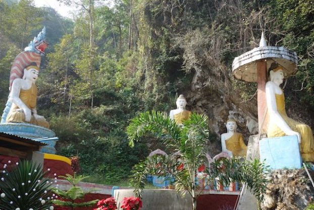 Mythologie bouddhistes et Bouddha dans le temple de temple de Kawt Ka Taung a Hpa-An photo blog voyage tour du monde https://yoytourdumonde.fr