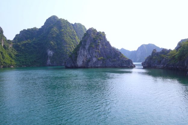 Baie d'Halong vietnam photo blog voyage tour du monde https://yoytourdumonde.fr