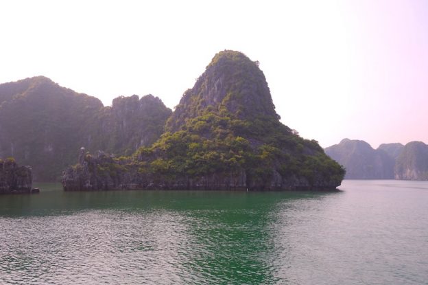 Vietnam baie d'halong photo blog voyage tour du monde https://yoytourdumonde.fr