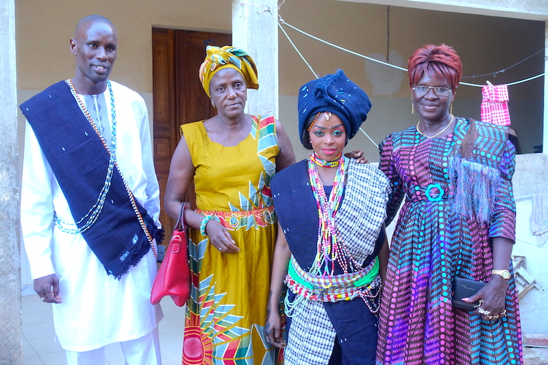 Mariage en Casamance avec les tenues traditionnelles de l'ethnie Diola photo blog voyage tour du monde http://yoytourdumonde.fr
