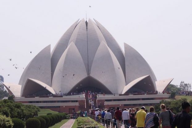 Le Bahai Lotus Temple à New Delhi est très jolie et me fais penser à l'Opera de Sydney. Photo blog voyage tour du monde https://yoytourdumonde.fr