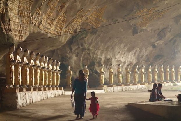 Dans la grote de Sadan des locaux vont mediter ou se trouvent des dizaines de statuts de bouddha a hpa-an en birmanie photo blog https://yoytourdumonde.fr