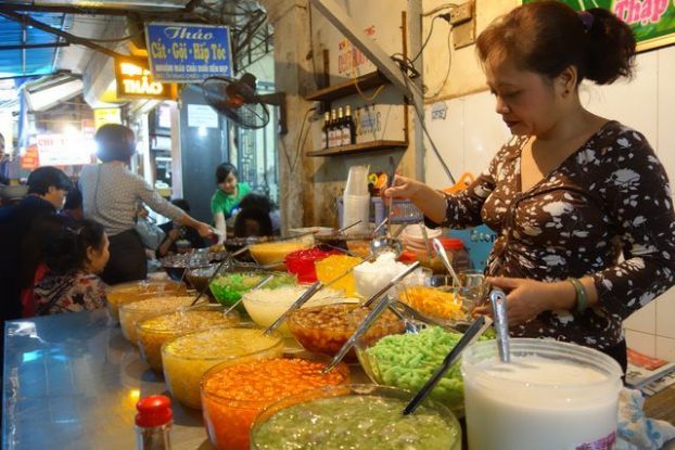Hanoi- Vietnam: Pour decouvrir la gastronomie du Vietnam rien de mieux que de manger dans la rue.