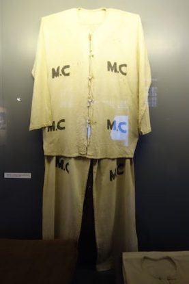 Voyage au Vietnam: Les prisionniers dont beaucoup était des prisonniers politiques devait mettre cette tenue dans l'enceinte de la prison d'Hanoi.