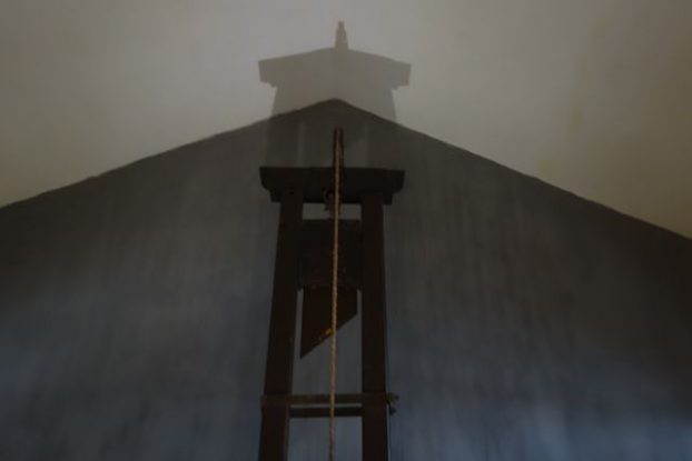 Voyage au Vietnam: Je n'avais pas vu de guillotine avant mon tour du monde. Apres l'avoir vu en Nouvelle Caledonie, je l'a vois devant moi dans cette prison d'Hanoi. Elle me fait toujours aussi peur!