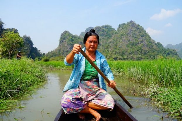 une pirogue vous fait decouvrir les rizieres a hpa-an en birmanie photo blog tour du monde https://yoytourdumonde.fr