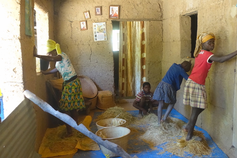 Famille de casamance prépare le riz à Mlomp photo blog voyage tour du monde https://yoytourdumonde.fr