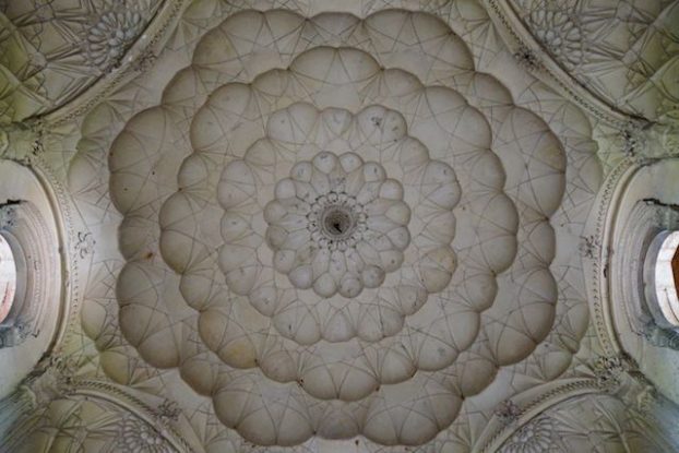 Safdarjung Tomb à New Delhi est l'un de mes sites préférés! Avec une architecture magnifique! Photo voyage tour du monde https://yoytourdumonde.fr