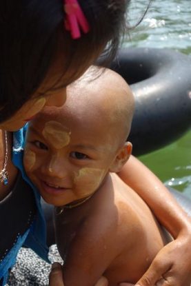 Une maman et son fils en birmanie a Hpa-An au Water lake photo blog voyage tour du monde https://yoytourdumonde.fr