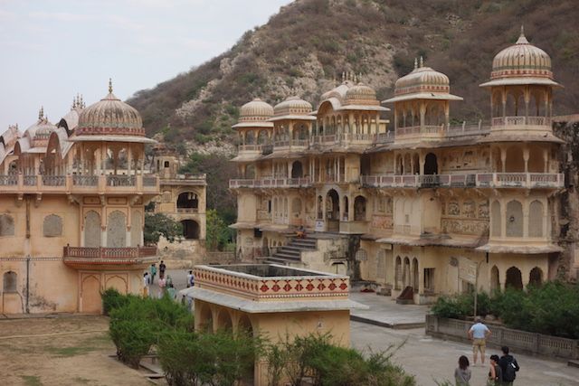 les templs ais aussi les forts et maison de Jaipur capitale du Rajasthan sont superbe une ville a decouvrir photo blog voyage tour du monde http://yoytourdumonde.fr
