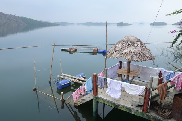 bateau-maisons-lac-thacba-vietnam-travel-voyage-vulinh