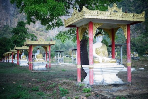 Les statues de Bouddha dans le jardin de Lumbini photo blog voyage https://yoytourdumonde.fr