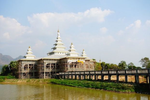 Des nouveaux temples sont construits en birmanie du cote de hpa-an photo blog voyage https://yoytourdumonde.fr