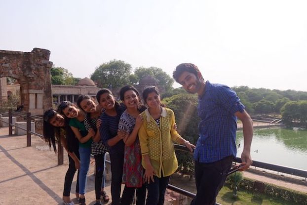Inde: Photo de groupe avec des jeunes indiens du coté de Hauz Khas Village dans le centre de New Delhi photo blog voyage http://tourdumnde.fr