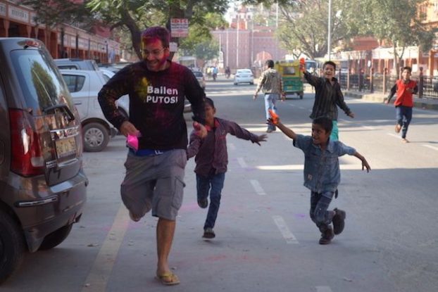 guerre de couleur durant la fete de Holi en Inde du coté de jodhpur photo blog voyage tour du monde https://yoytourdumonde.fr