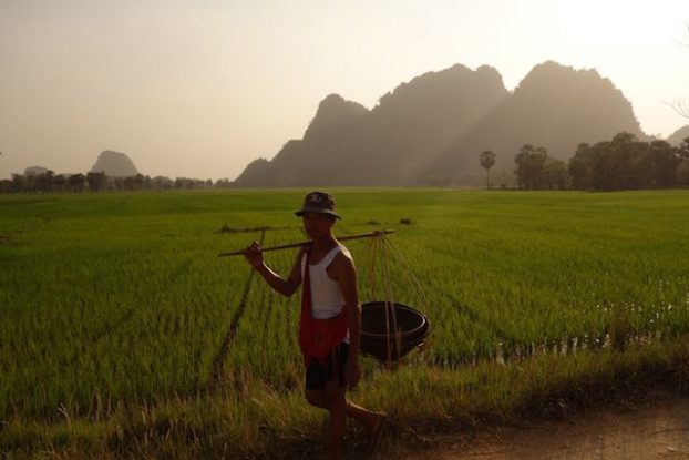 les paysans rentrent à la maison apres avoir travailler à hpa-an photo blog tour du monde https://yoytourdumonde.fr