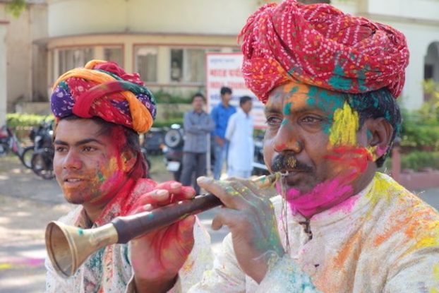Groupe de musicien qui nous font découvrir la musique indienne pour le festival de Holi en Inde photo blog voyage tour du monde https://yoytourdumonde.fr