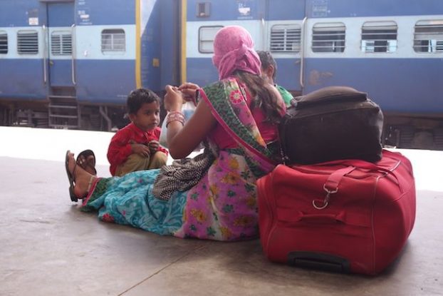 train indien photo blog tour du monde agra train https://yoytourdumonde.fr