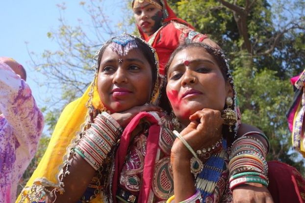 la ville de jodhpur organise une festival durant la fete de Holi en inde ici avec un groupe de danseuse photo blog voyage tour du monde https://yoytourdumonde.fr
