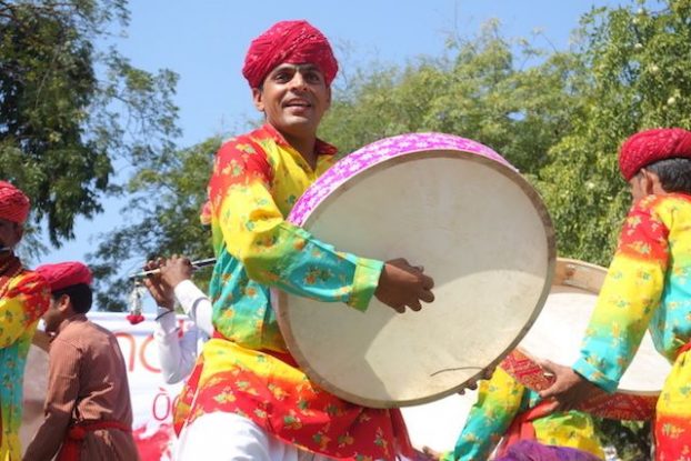 Fete des couleurs du coté de Jodhpur ou fete de Holi avec des musiciens photos blog voyage tour du monde https://yoytourdumonde.fr