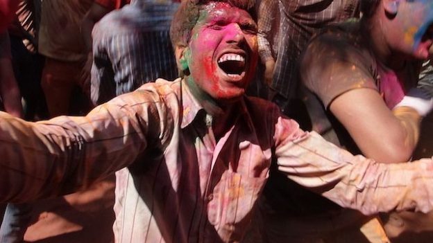Grosse fête de holi festival dans les rues de Jodhpur pour cette fameuse fête des couleurs! A faire phoot blog voyage tour du monde https://yoytourdumonde.fr
