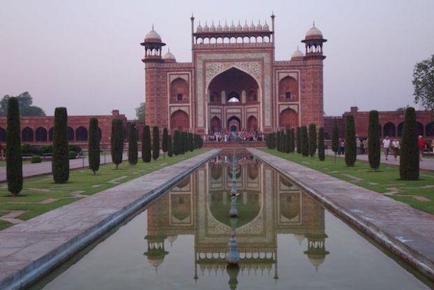 Le gres rouge a été utilisée pour la construction du taj Mahal notamment pour les portes d'entrées photo blog voyage tour du monde https://yoytourdumonde.fr