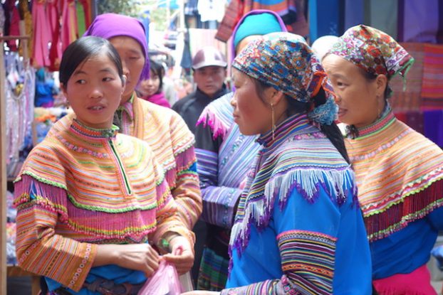 Groupe de minorités ethniques sur le marche de Bac Ha au Vietnam