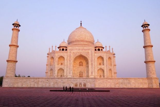 Superbe leve du soleil ou les couleurs du Taj Mahal sont hallucinantes photos blog voyage tour du monde https://yoytourdumonde.fr