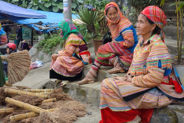 Vendeuses ou acheteuses, femmes issue des minortés ethniques en tenues locales sur le marché de Bac Ha au Vietnam