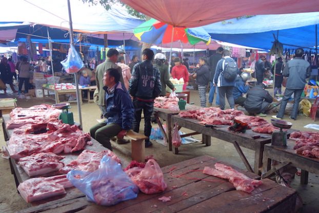Vente de viande sur le marché de Bac Ha