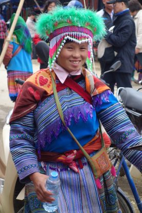 Tenue très colorée d'une habitante des montagnes près du marché de Bac Ha au Vietnam