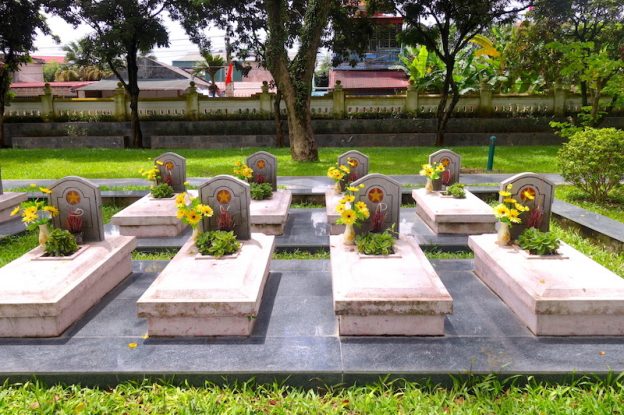 Tombes anonymes soldats vietnamiens Dien Bien Phu photo voyage tour du monde https://yoytourdumonde.fr