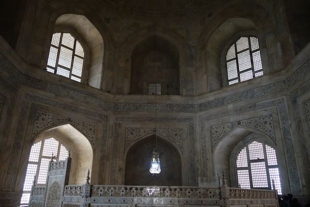 Les photos à l'intérieur du Taj Mahal sont interdites mais..... https://yoytourdumonde.fr