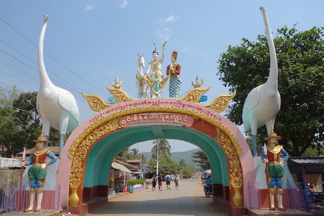 Le parvis ou la porte d'entrée pour découvrir le bouddha le plus grand du monde en Birmanie dans la localité de Mawlamyine photo blog tour du monde http://yoytourdumonde.fr