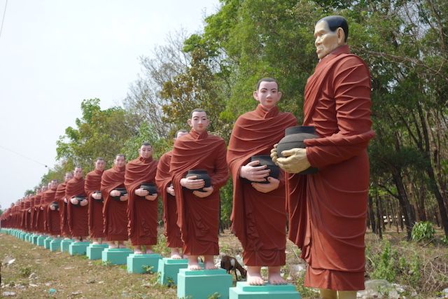 Statues de moines bouddhistes du coté de Mawlamyine pour decouvrir le plus grand bouddha allongée du monde photo blog voyage https://yoytourdumonde.fr