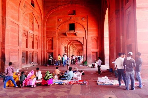 Les arcades ou les gens se reposent du coté de la Jama Mosquée photo blog voyage tour du monde https://yoytourdumonde.fr