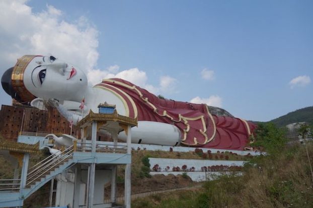 Le plus grand Bouddha du monde se trouve à 20 km de Mawlamyine en Birmanie. Bouddha allongée photo blog voyage https://yoytourdumonde.fr