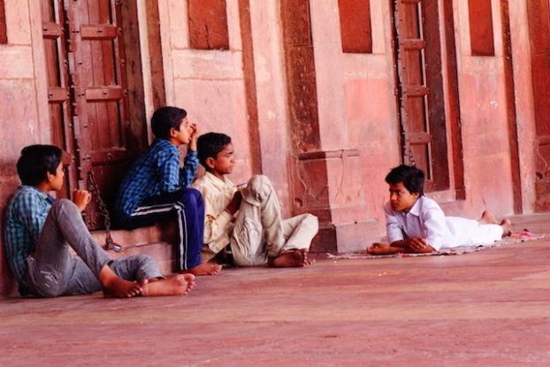 Il y a différentes façons de venir dans la Mosquée Jama de Fatehpur Sikri en Inde entre tourisme et commerce. Photo blog voyage tour du monde https://yoytourdumonde.fr