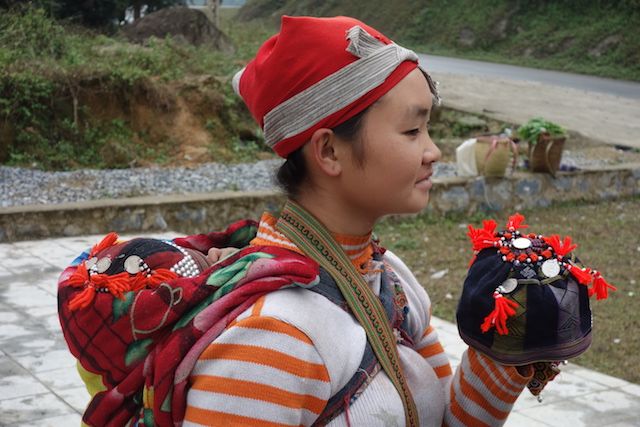 Une femmes issue des montagnes et des minorités ethniques vendent des produits locaux.