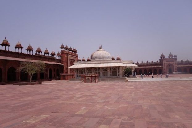 Cour de Fatehpur Sikri photo blog voyage tour du monde https://yoytourdumonde.fr