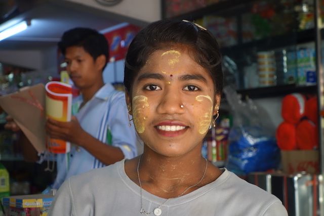 La Birmanie est un superbe pays pour prendre clichés photos de visages les gens sont content comme cette vendeuses de magasins à Mawlamyine blog voyage tour du monde http://yoytourdumonde.fr