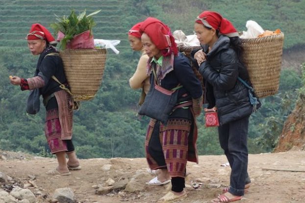 Sur le bord de la route de Lao Cai à Sapa vous pouvez voir des groupes de femmmes entrain de produire de superbe echarpe pour les touristes.