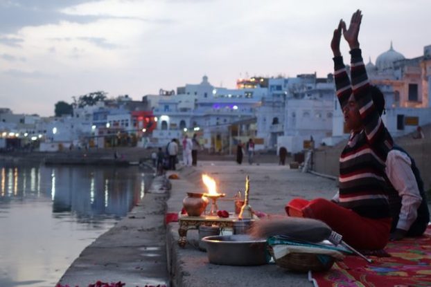 Offrandes et prieres à Pushkar dans le nord de l'Inde. Photo blog https://yoytourdumonde.fr