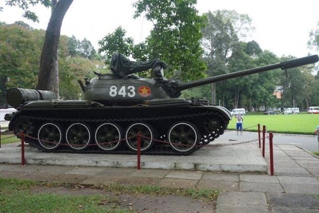 Un tank dans le Palais de la Reunification à Saigon