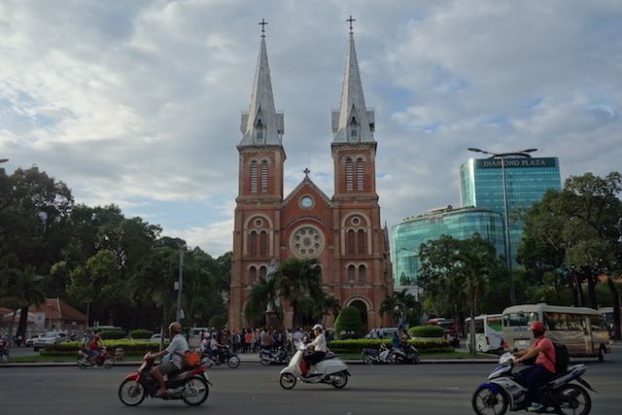 Vietnam: Construite par les français, faite de brique toulousaine, voici la Cathédrale Notre-Dame ) Saigon.